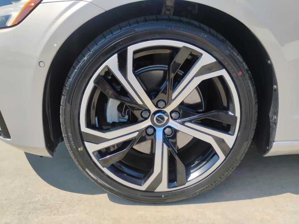2024 Volvo S60 Plus Dark Theme