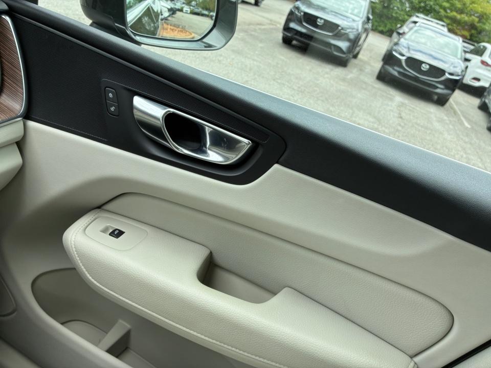 2022 Volvo XC60 Momentum